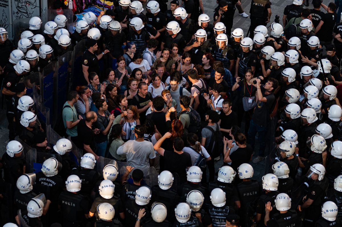 Los agentes de policía rodean a los manifestantes durante una movilización en el distrito de Kadikoy, en Estambul, el 20 de julio de 2022.&nbsp; Foto: AFP