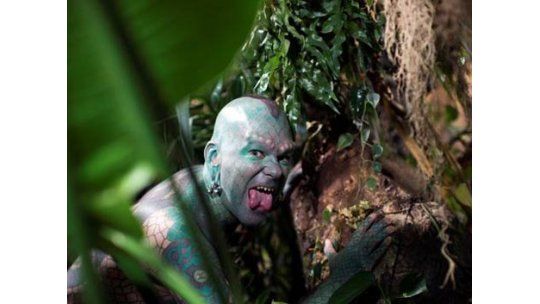 El hombre lagarto, un artista con 70% de su cuerpo tatuado