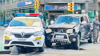 una camioneta y un movil de la policia chocaron en 18 de julio y yi