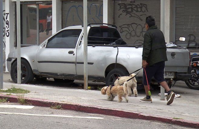 Foto: Subrayado. Camioneta abandonada, señalada como el lugar donde ocurrió la violación.