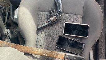 Foto cedida a Subrayado. La Policía le incautó dos armas, celulares y la bandera a los sospechosos.