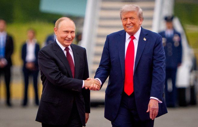 Putin y Trump se saludan. Foto: archivo AFP