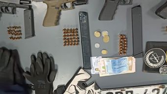 allanamiento en punta de rieles: dos detenidos y cuatro armas incautadas dentro de un vehiculo