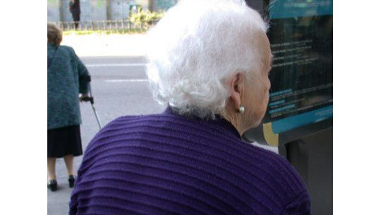 Dos mujeres a prisión por estafar jubilados; prometían un premio