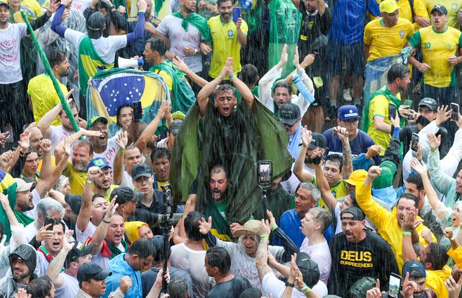 Foto: AFP. Manifestación pro Bolsonaro bajo lluvia en Brasilia.