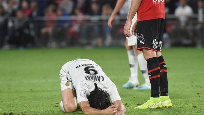cavani, lesionado en la cadera, estara fuera de las canchas por tres semanas