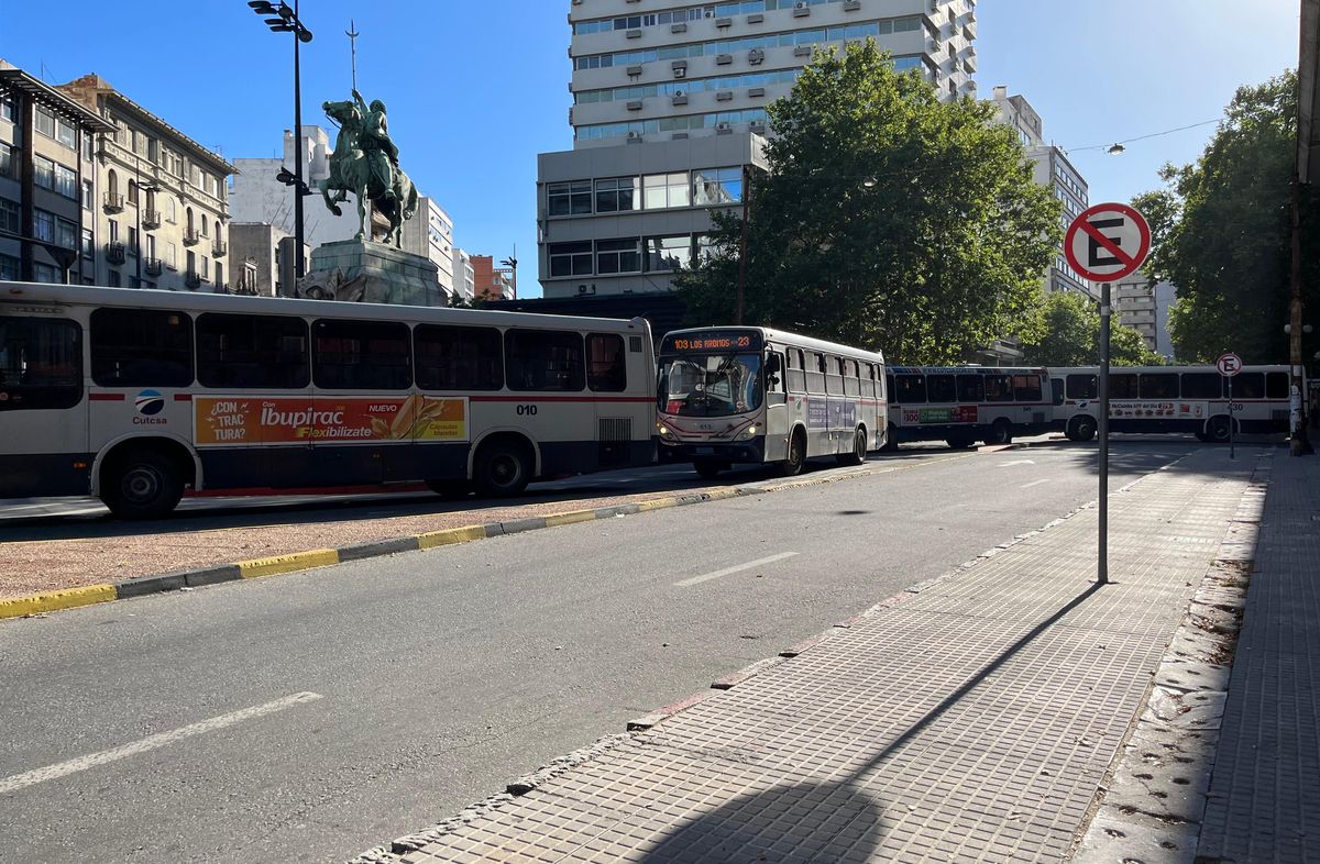 Foto: Nahuel Marichal, Subrayado. Desvío de ómnibus hacia afuera, pasan por El Gaucho. Foto: Nahuel Marichal, Subrayado. Desvío de ómnibus hacia afuera, pasan por El Gaucho.