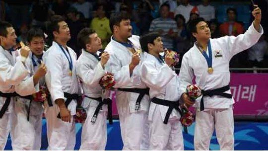 Karatecas medalla selfie