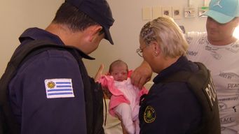 dos policias asistieron al parto de una bebe en manga: ambar es una bendicion, dijo su padre