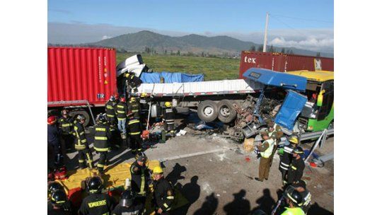 Chile: murieron cinco personas en choque de 51 vehículos