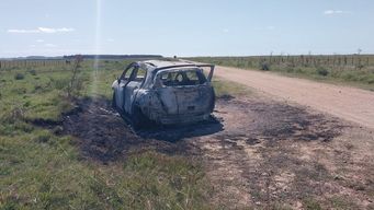 Foto cedida a Subrayado. Tras copar un chalet de Punta del Este escaparon e incendiaron la camioneta en Rocha.