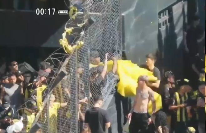 hinchas-peñarol-tribuna-banderas