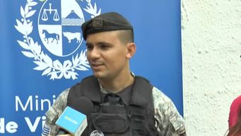 El policía asesinado el viernes de noche en Canelones, Antony Carballo, cuando recibió en febrero la vivienda del Plan Avanzar.