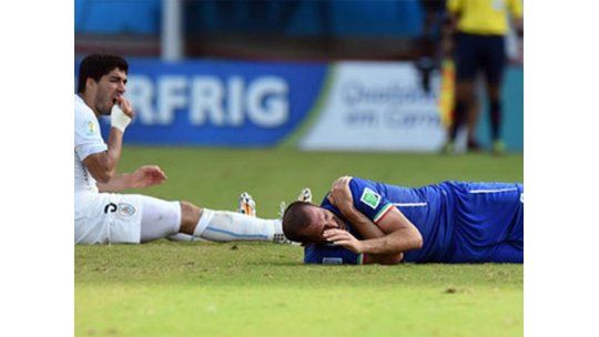 FIFA abre expediente contra Suárez; Uruguay presenta descargos