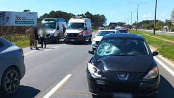 El auto y el lugar del accidente donde fue embestido el joven de 20 años. Foto: Policía Caminera.