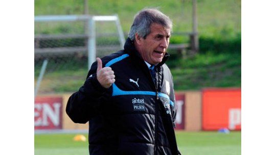 El cuerpo técnico cumple hoy sus 100 partidos con la Celeste