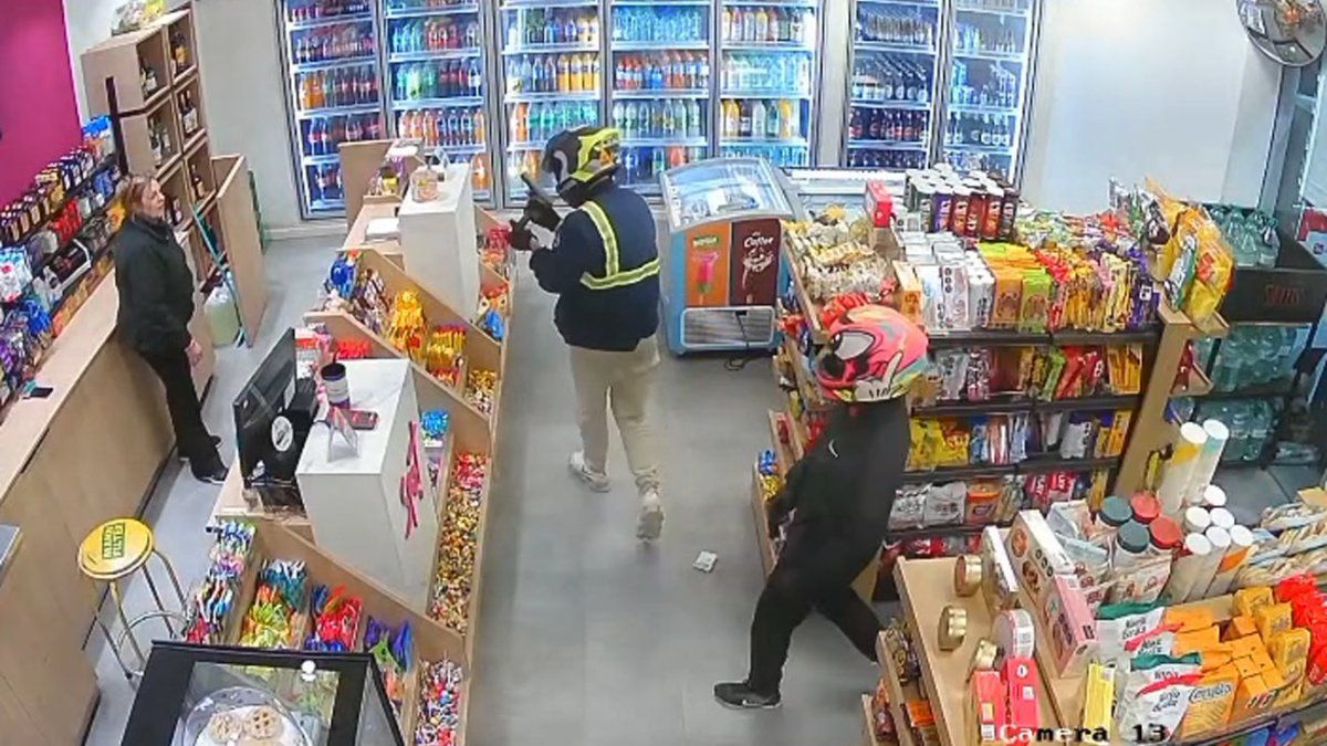 Delincuentes balearon a pistero luego de robar dinero y golosinas en estación de servicio del Cerro