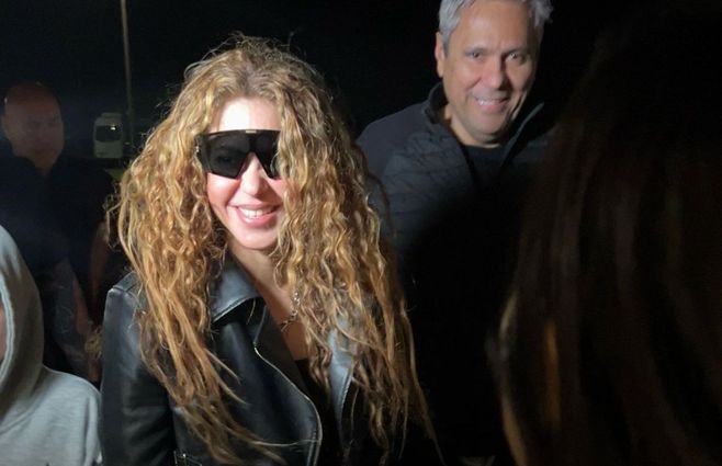 Foto: Marcela Demora, canal 10. Shakira llega al aeropuerto de Punta del Este.