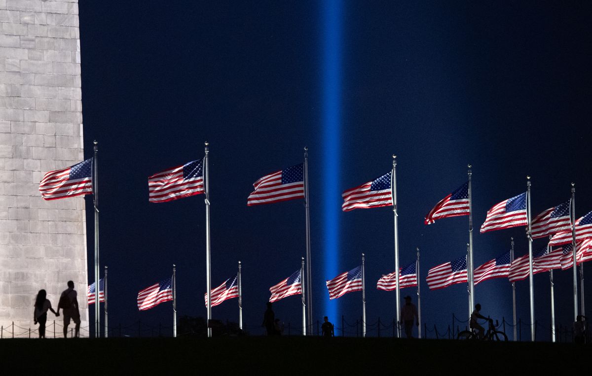 &nbsp;La Torre de la Luz, un rayo de luz que rinde homenaje alos muertos durante los ataques del 11 de septiembre de 2001 en elPentágono, ilumina el cielo sobre el Pentágono visto desde elMonumento a Washington en el National Mall en Washington, DC,  antesdel vigésimo aniversario de los ataques.