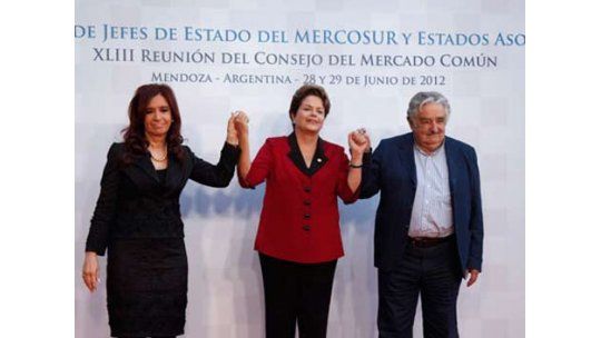 Mujica mira hacia Brasil: recibe empresarios en el Conrad el 23