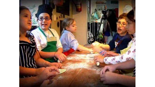 Niños aprenden a cosechar y cocinar sus propios alimentos