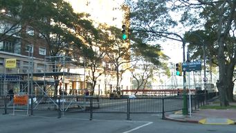 transito cortado en avenida del libertador, a metros del palacio legislativo, por armado de escenario para el 1° de mayo