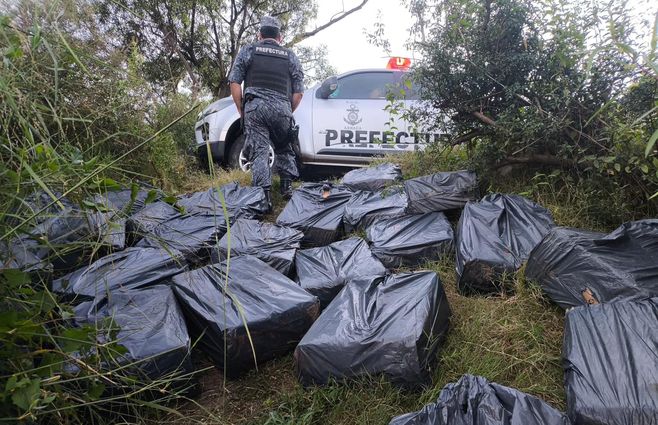 Foto: Armada Nacional. Incautación de cigarros en Salto.