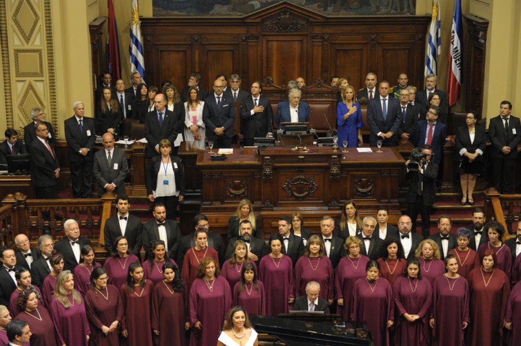 lacalle-en-parlamento-con-coro-sodre-foto-presidencia.jpg