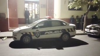 Foto: Subrayado. Policía en la noche del jueves, en la puerta de la UTU Fray Bentos.