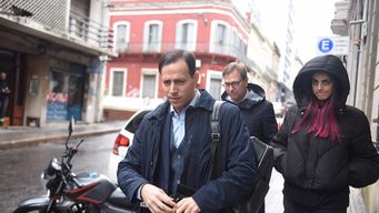 Denisse Legrand junto a los abogados Juan Ceretta y Juan Raúl Wiliman. Foto: Foco UY