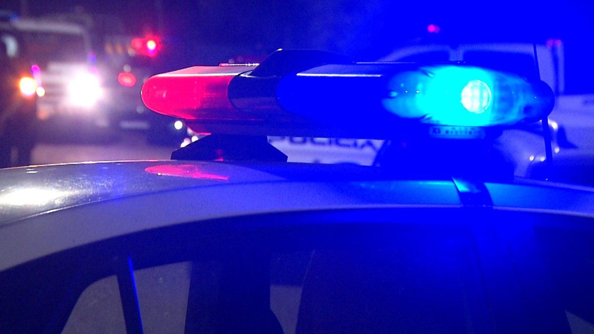 Ataque a tiros en boliche deja a un hombre herido y a dos detenidos que intentaron huir armados en un taxi
