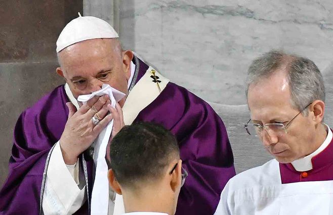 Papa-francisco-pañuelo-AFP.jpg