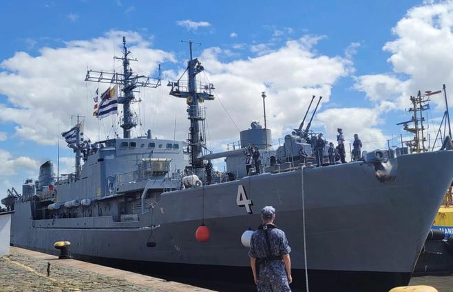 Buque de la Armada trabaja en el rescate de un velero. Imagen de archivo.&nbsp;