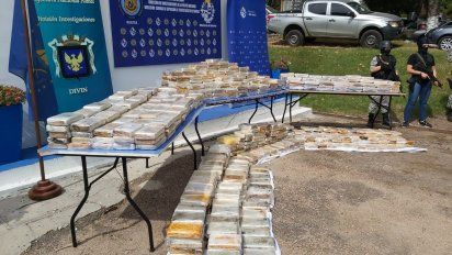 en total fueron 953 kilos de cocaina incautados en 5 camionetas 0 km