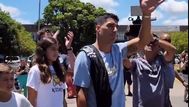 Luis Suárez, el matador, así recibió la hinchada de Gremio al goleador uruguayo