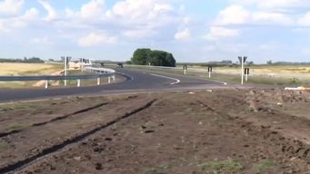 vecinos de paso pache  exigen iluminacion y avance de obras: hasta que no muera alguien no van a tomar medidas