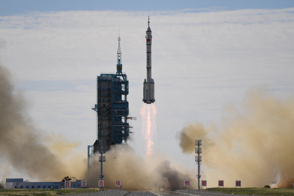 Un cohete portador Long March-2F, que transporta la nave espacial Shenzhou-12 y una tripulación de tres astronautas, despega del Centro de Lanzamiento de Satélites Jiuquan en el noroeste de China