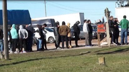 Foto: Fila de uruguayos para cruzar la frontera en el Chuy.