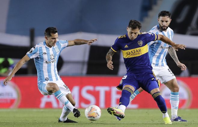 Mauro Zárate disputa la pelota con dos racinguistas