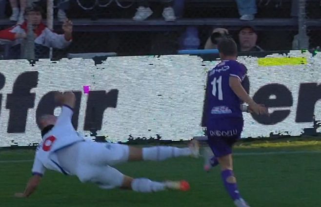 Maxi-Gómez-Nacional-defensor-plancha-doble