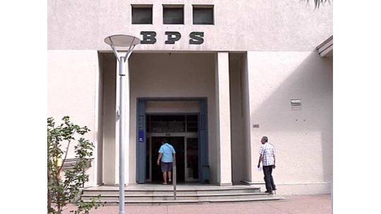 Falso escribano del BPS robó 40.000 dólares a afiliados