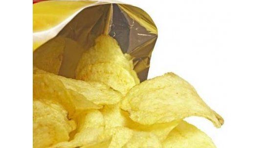 Evalúan impuesto a las papas chips para bajar el consumo