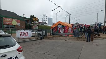 Sindicato de Acodike ocupa planta de La Teja. Foto: Sindicato del gas, enviada a Subrayado.