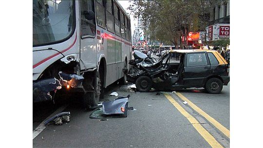 Choque frontal entre taxi y ómnibus cortó 18 de Julio esta tarde