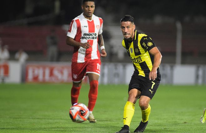 Peñarol y River Plate se enfrentan en el Parque Saroldi por el Torneo Apertura. Foto: Foco UY