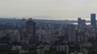 Foto: canal 10. Vista aérea, desde Montevideo, sobre las 8:00 horas de este lunes.