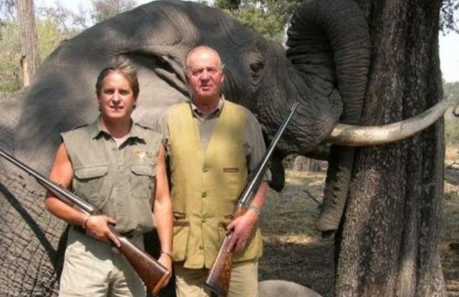 Juan Carlos en la famosa caceria de elefantes en África en 2012. Ese día se fracturó y a raíz de ellos se supo oficialmente la historia con Corinna. Fue el principio del fin. 