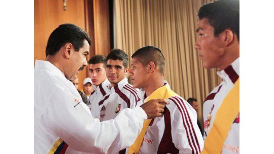 Hinchas venezolanos piden renuncia de DT y Maduro reclama honor