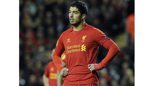 Suárez se disculpó en Twitter por haber mordido a Ivanovic