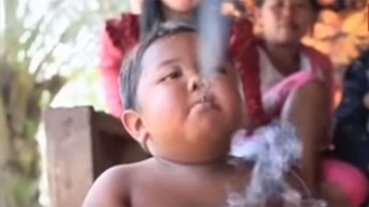 6 años después, así está el niño que fumaba 40 cigarrillos diarios